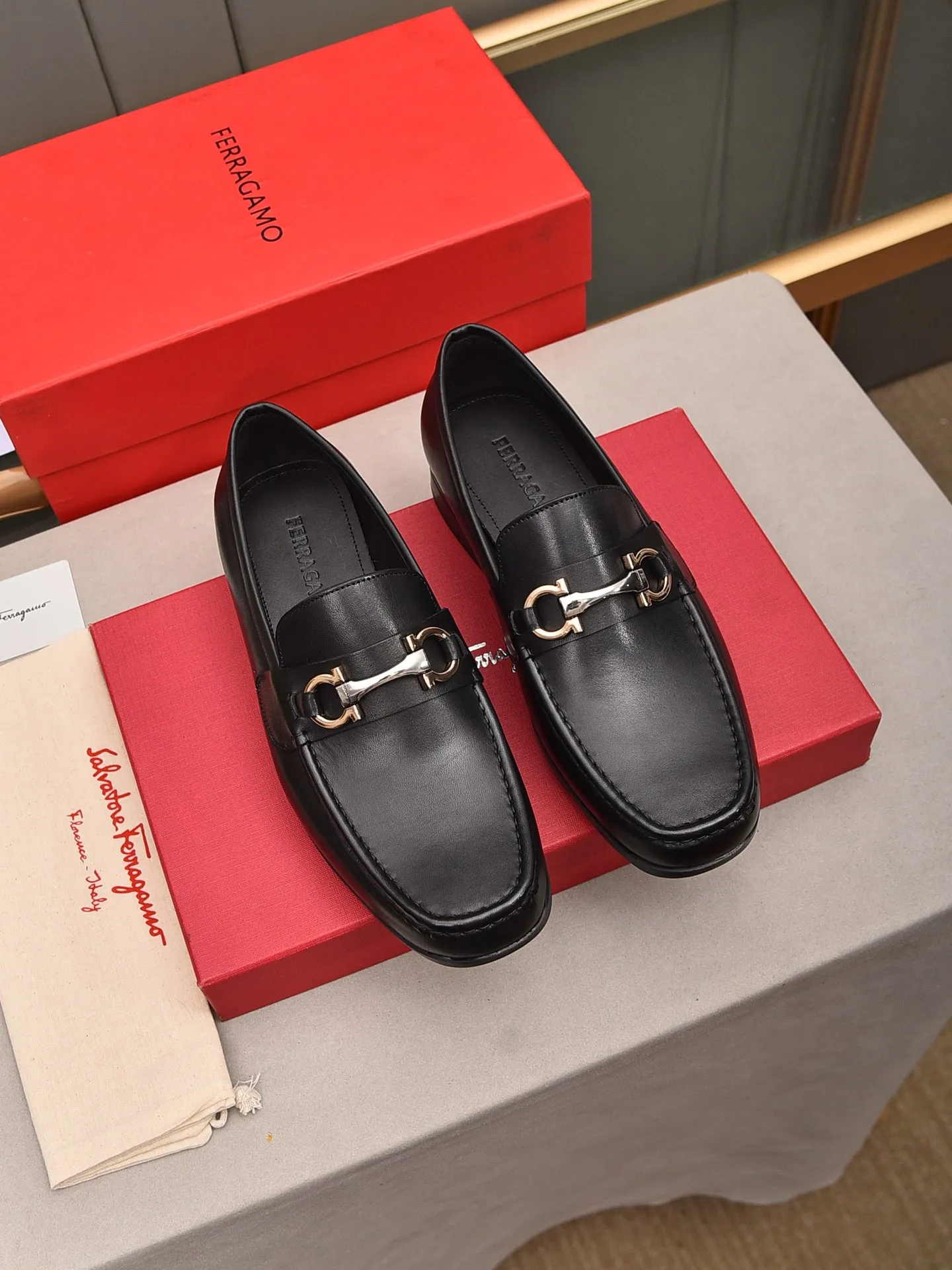 Men's shoes 💰: 460 [Original running volume and quality] Brand: Ferragamo (Ferragamo) Size: Men's size 38/44 (45 can be customized) Grade: Same style as the official website High-end quality men's shoes Material: Original first-layer calfskin Water-dyed cowhide lining Original outsole Style categories: Men's fashion formal business casual leather shoes Slip-on men's high-top series Young fashion European and American trends British style Casual matching Comfortable on the feet